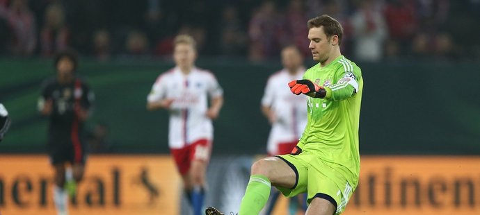 Manuel Neuer s míčem u nohy během pohárového utkání s Hamburkem (3:1). "Myslím, že v zápase se nohama dotknu balonu vícekrát než rukama," říká německý gólman.