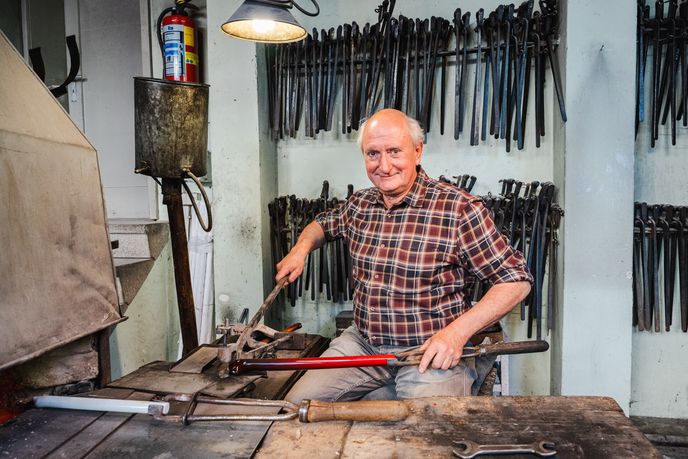 Žádný důchod neplánuju, říká Peter Seibt ve své sklářské dílně. Žádný důchod neplánuju, říká Peter Seibt ve své sklářské dílně.