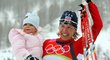 Kateřina Neumannová se svoud dcerou Luckou po zisku zlaté medaile na Olympijských hrách v Turíně.