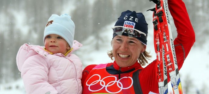 Kateřina Neumannová se svoud dcerou Luckou po zisku zlaté medaile na Olympijských hrách v Turíně.