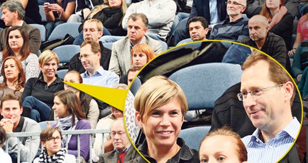 Že by nová láska? Kateřina Neumannová se na tenisové exhibici objevila po boku muže s brýlemi.