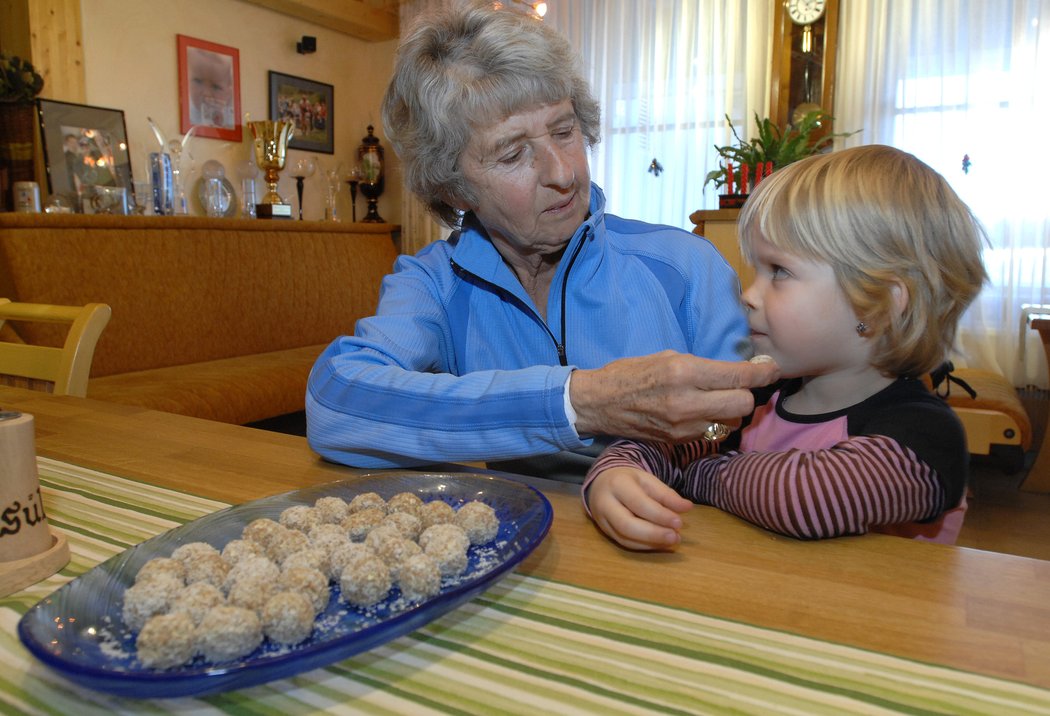 Zdeňka Neumannová, matka Kateřiny Neumannové, s vnučkou Luckou.