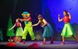 Karol, hlavní hrdinka představení, je manželkou dalšího hokejisty Neuvirtha. Karol, hlavní hrdinka představení, je manželkou dalšího hokejisty Neuvirtha.