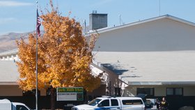 Student ve škole ve městě Sparks v americkém státě Nevada dnes zastřelil učitele a pak spáchal sebevraždu.
