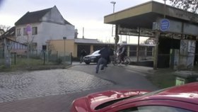 Muž vyjížděl na kole z podjezdu, když ho komando srazilo k zemi
