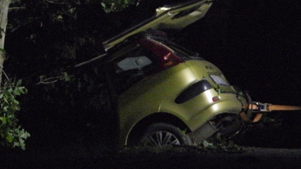 Tragická nehoda u Neveklova - řidič narazil do stromu, na místě zemřel.