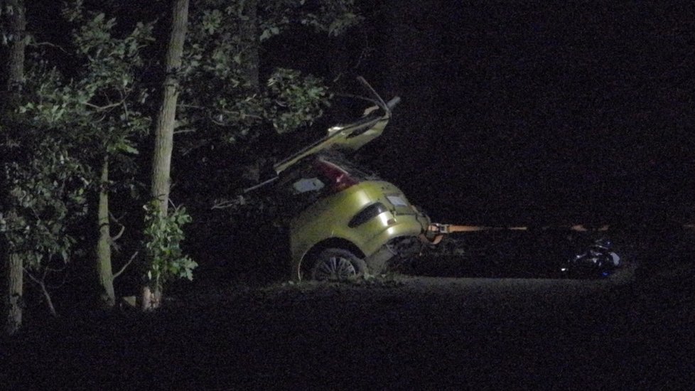 Tragická nehoda u Neveklova - řidič narazil do stromu, na místě zemřel.