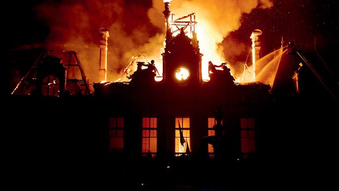 Dav ve městě Limoges ve svém svatém rozhořčení vypálil tamní radnici, která během 143 let přežila například obě světové války. Dav ve městě Limoges ve svém svatém rozhořčení vypálil tamní radnici, která během 143 let přežila například obě světové války.