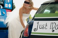 Nešťastná svatební cesta: Muž zapomněl novomanželku na benzince!