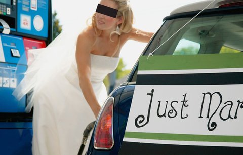 Nešťastná svatební cesta: Muž zapomněl novomanželku na benzince! 