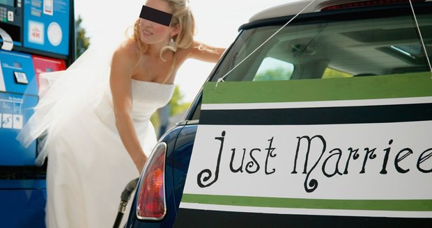 Nešťastná svatební cesta: Muž zapomněl novomanželku na benzince! 