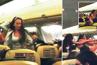Brutální dámská jízda: Nevěsta se porvala v letadle