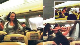 Vzteklá nevěsta v letadle napadla družičku. Uklidnil ji až bodyguard.