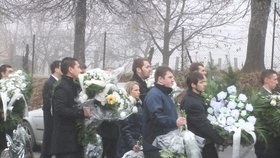 Na pohřeb přinesli jeho účastníci mnoho bílých kytic