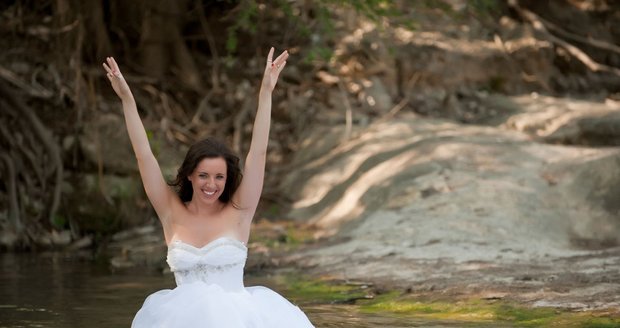 Nevěstu stáhl proud pod vodu, kvůli nasáklým šatům se jí nepodařilo zachránit