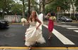 Štěstí - Nevěsta Jennifer Tufaro spěchá na vlastní svatbu v New Jersey.