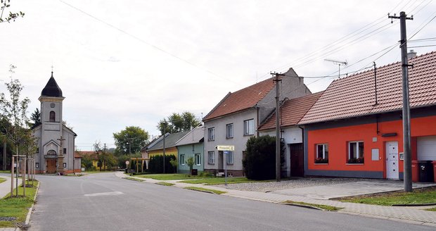 Nevěstinec (červený dům vpravo) byl většině místních trnem v oku