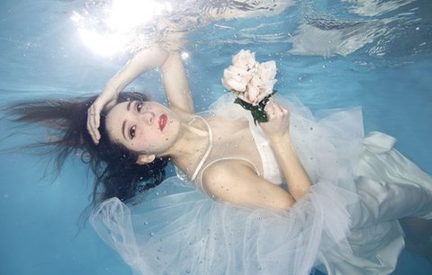 Šílené, nebo geniální? Fotografka fotí nevěsty pod vodou