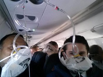 Když nouzově přistanete s letadlem, raději myslete na to, abyste měli kyslíkovou masku připevněnou pořádně, než abyste hned sahali po telefonu.