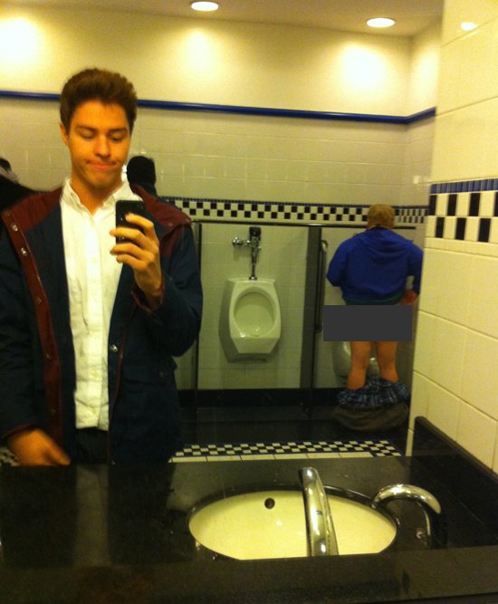Na záchodě je selfie hovadina. Chudák nic netušící močící muž.