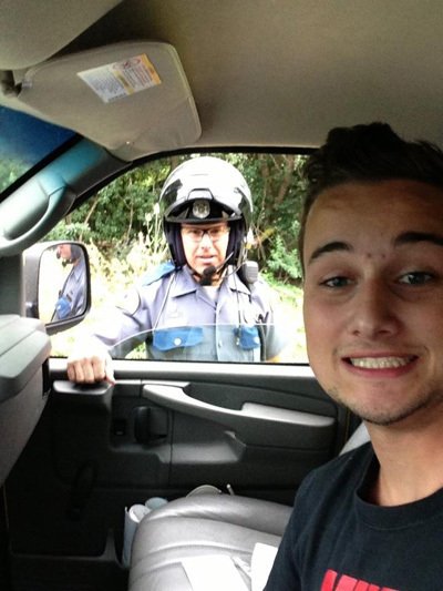 Když vás zastaví policista na silnici, možná za selfie získáte kromě lajků i nějaké ty body. Trestné body.