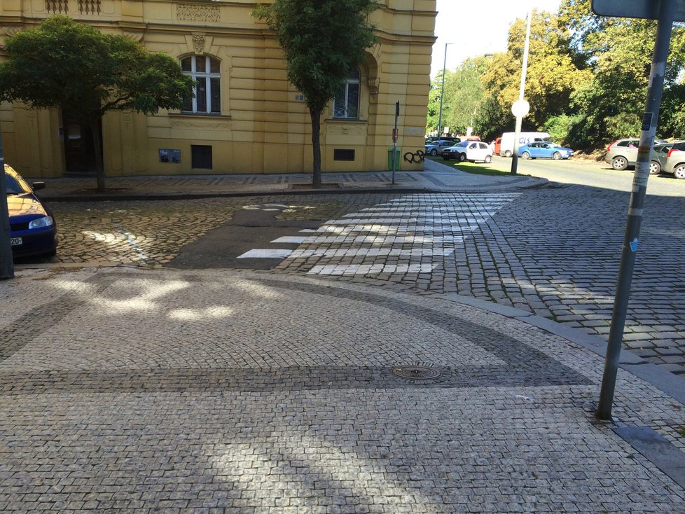 Problém: Ani jedna strana přechodu není na chodníku vybavena signálními pásy.