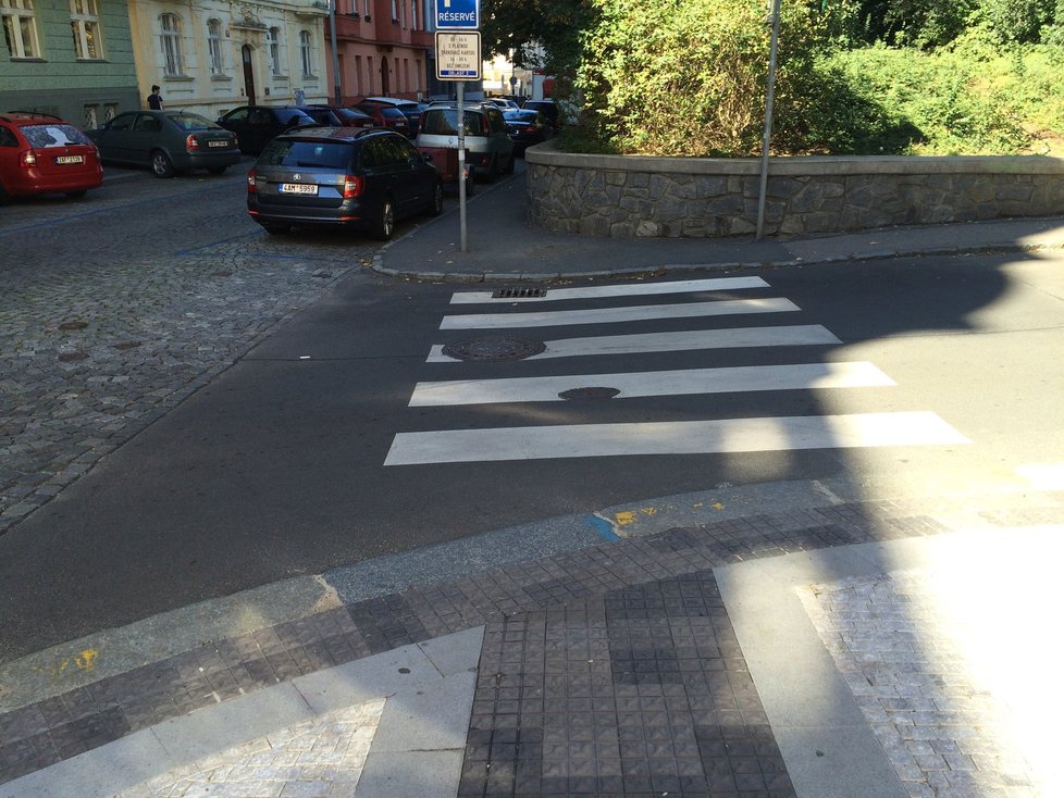 Příklad dvou světů na jednom přechodě: Na jedné straně příkladné značení, na straně druhé vůbec nic.