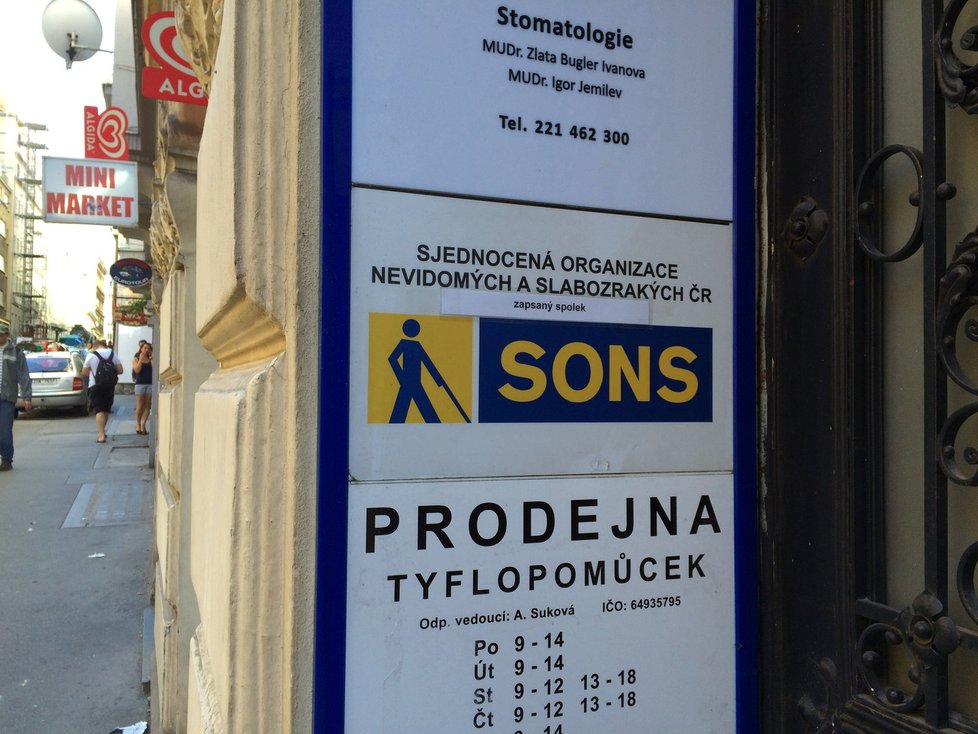 Sjednocená organizace nevidomých a slabozrakých (SONS) sídlí v Krakovské ulici.