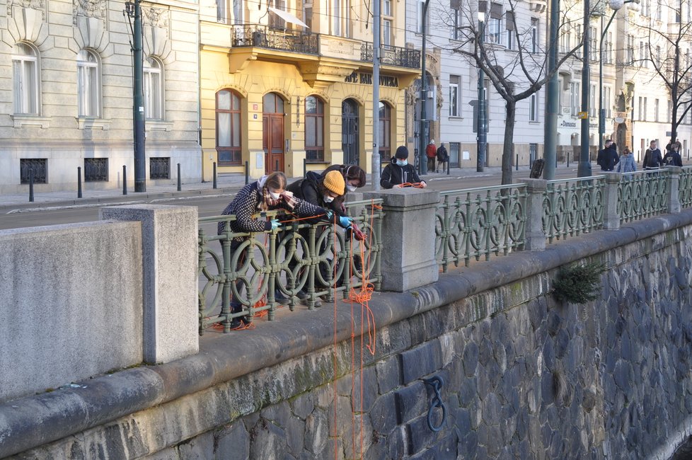 Šárka Kysilková se svými kolegy z Thrash Hero chodí k pražskému Žofínu tahat poklady z řeky pravidelně. Mnohdy při tom objeví pozoruhodné „poklady“.