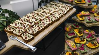 Mezi rostlinnými náhražkami dominují alternativy k mléku. Nákupy akcelerují starší generace, zaznělo na New Food Forum Mezi rostlinnými náhražkami dominují alternativy k mléku. Nákupy akcelerují starší generace, zaznělo na New Food Forum