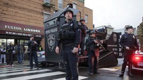 V New Jersey u obchodu došlo ke krvavé přestřelce, zemřel policista - otec 5 dětí, civilisté i pachatelé.