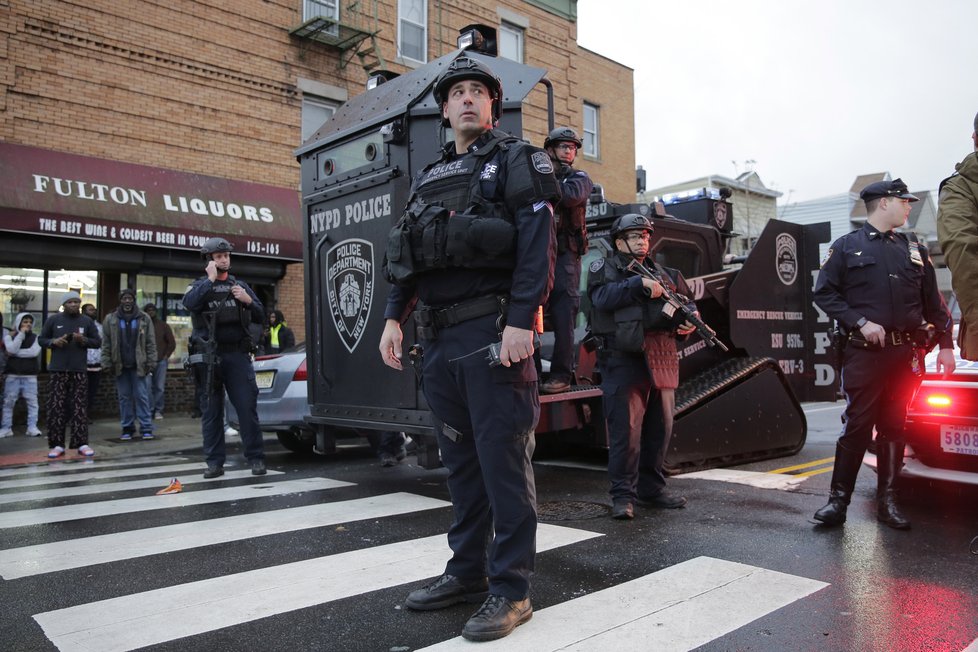 V New Jersey u obchodu došlo ke krvavé přestřelce, zemřel policista - otec 5 dětí, civilisté i pachatelé