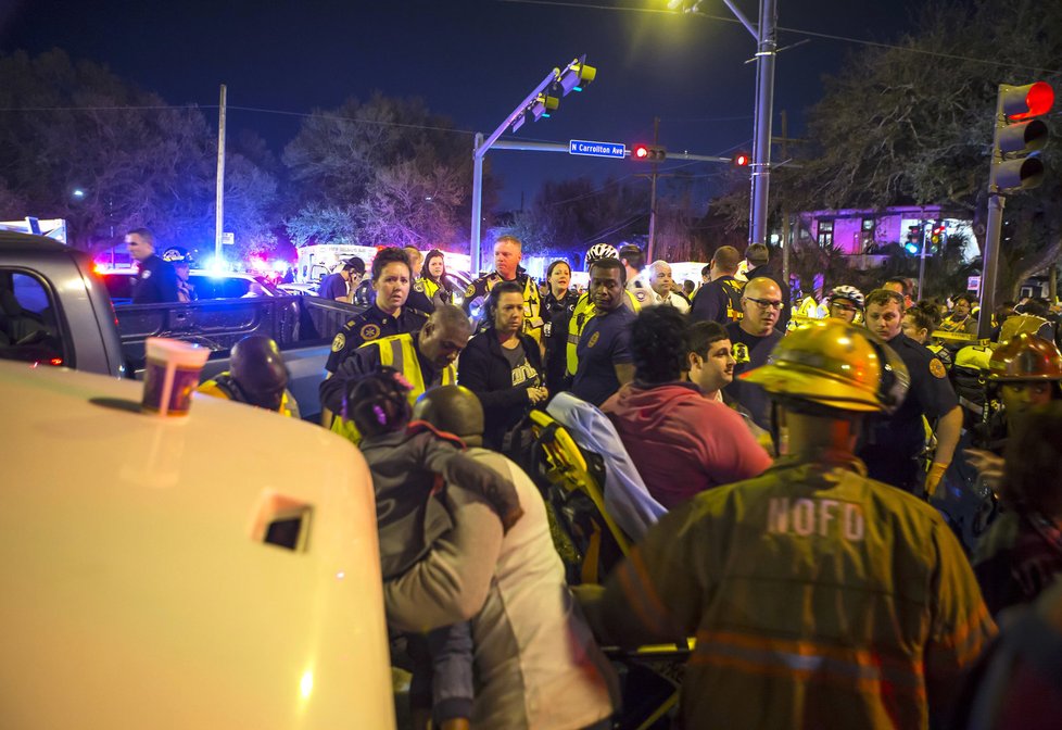 Při masopustním průvodu v americkém městě New Orleans najel v sobotu večer muž s autem do davu lidí.