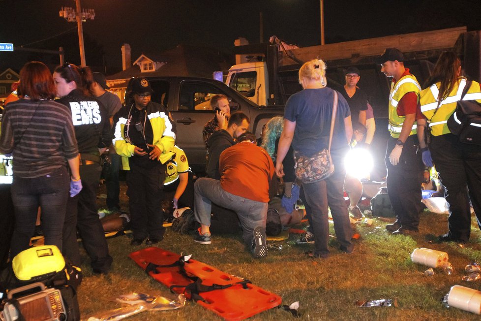 Při masopustním průvodu v americkém městě New Orleans najel v sobotu večer muž s autem do davu lidí.