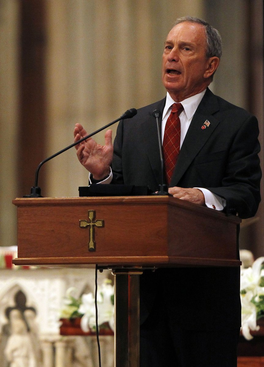 Michael Bloomberg pronesl několik slov, jimiž projevoval záchranářům úctu