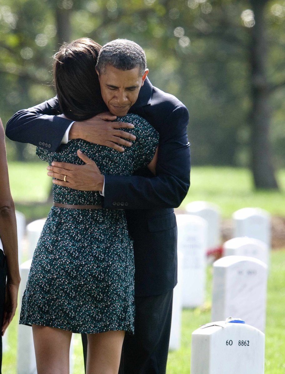 Barack Obama objímá návštěvnici Arlingtonského národního hřbitova