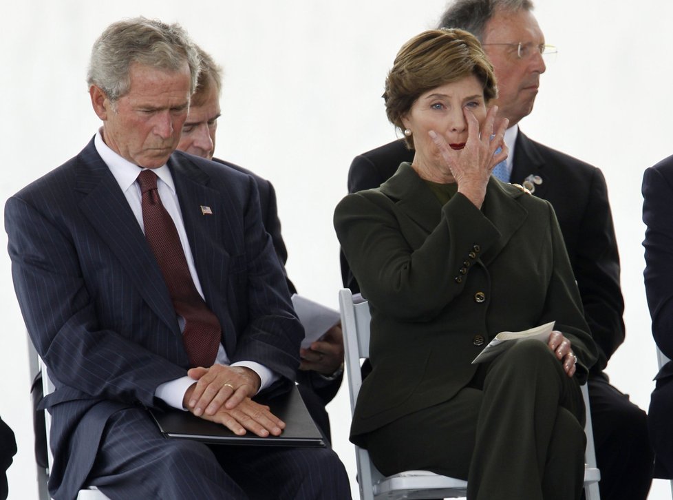 George Bush se ženou stěží udrželi emoce
