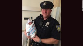 Policista pomáhal při porodu.