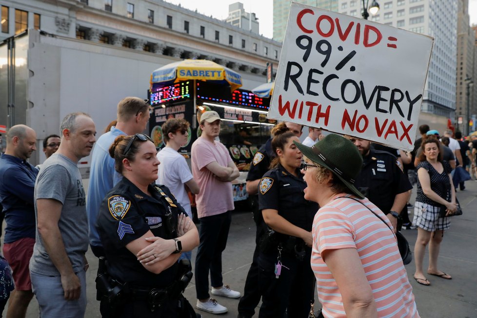 Protest proti očkování proti covidu v New Yorku (21. 6. 2021)