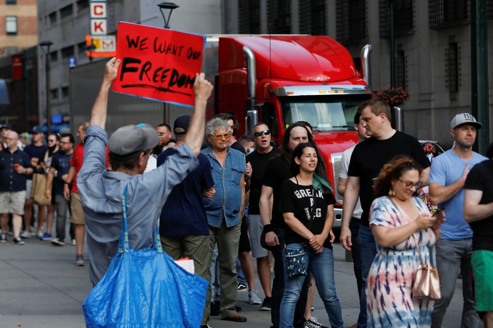 Protest proti očkování proti covidu v New Yorku (21. 6. 2021)