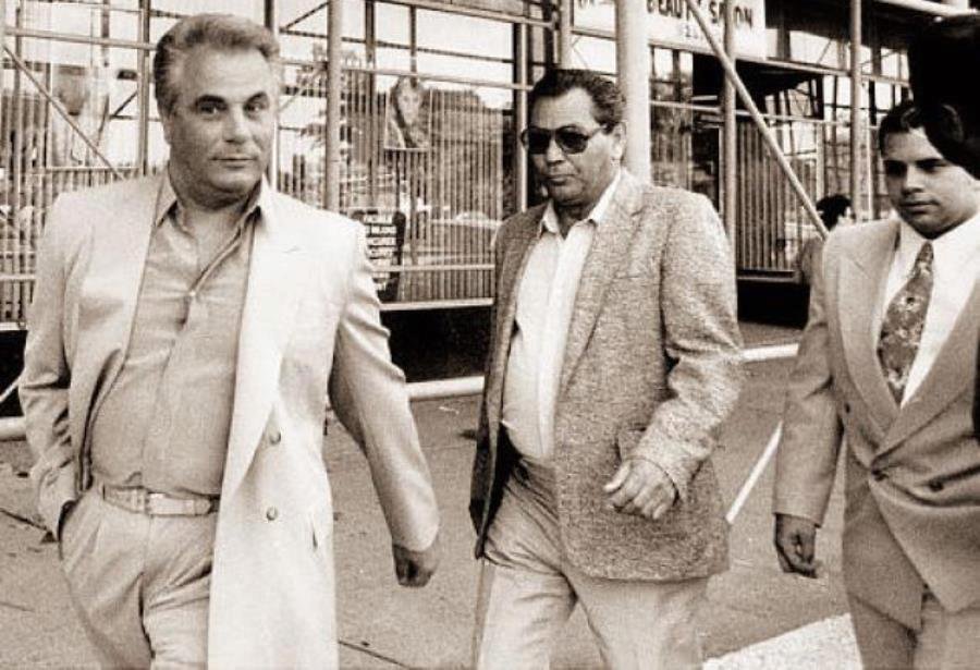 John Gotti (vlevo) pocházel z chudých poměrů, ale prostřednictvím organizovaného zločinu a s ním spojených vražd rychle vystoupal až na vrchol rodiny Gambino.