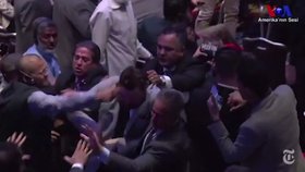 V newyorském hotelu se strhla rvačka během projevu Erdogana.