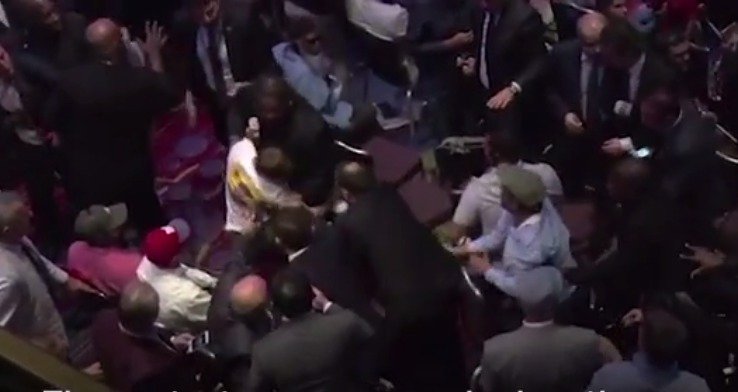 V newyorském hotelu se strhla rvačka během projevu Erdogana.