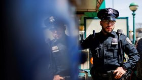 Hlídky policistů v newyorském metru po útoku, při kterém bylo zraněno 23 osob (13.4.2022)