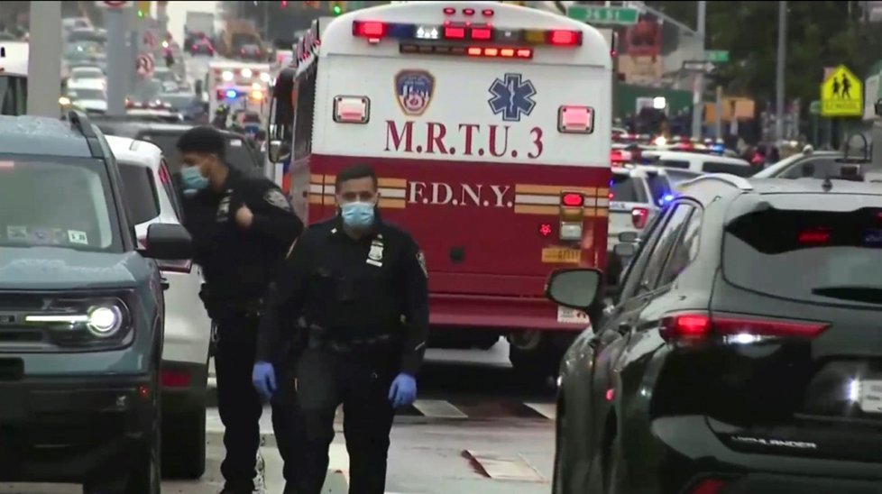 Bezpečnostní incident ve stanici metra v New Yorku (12.4.2022)