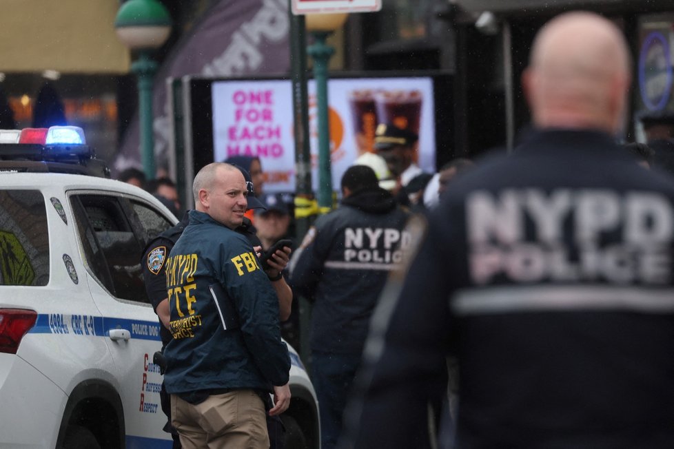 Bezpečnostní incident ve stanici metra v New Yorku (12.4.2022)