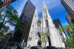 Muž s kanystry benzinu ohrožoval newyorskou katedrálu sv. Patrika. (18. 4. 2019)