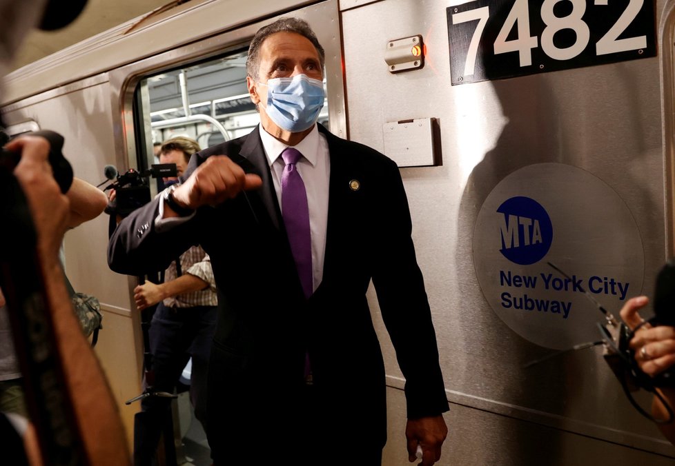 Guvernér New Yorku Governor Cuomo v metru na Manhattanu. New York City je v první fázi uvolňování bezpečnostních opatření.