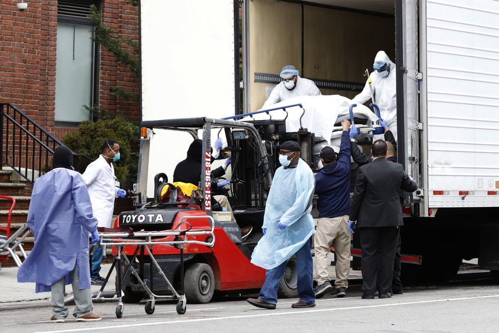 V New Yorku nakládají těla obětí koronaviru do mrazírenských vozů na vysokozdvižných vozících