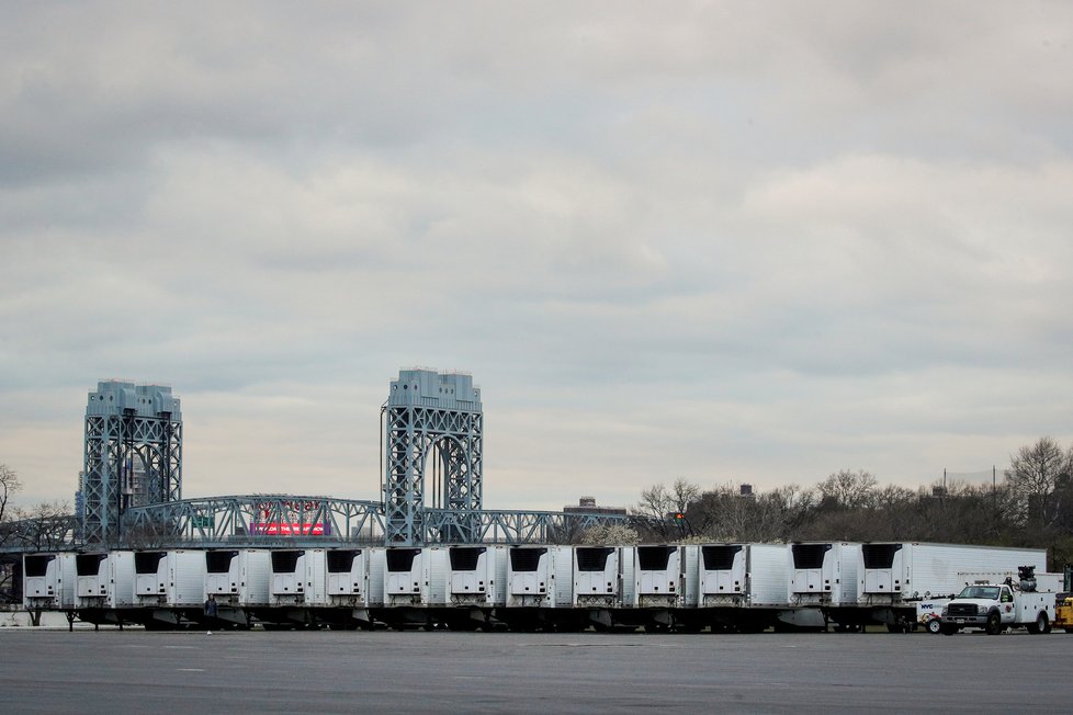 V New Yorku nakládají těla obětí koronaviru do mrazírenských vozů na vysokozdvižných vozících.